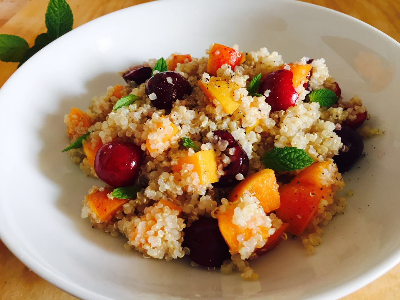 Insalata quinoa ciliegie albicocche