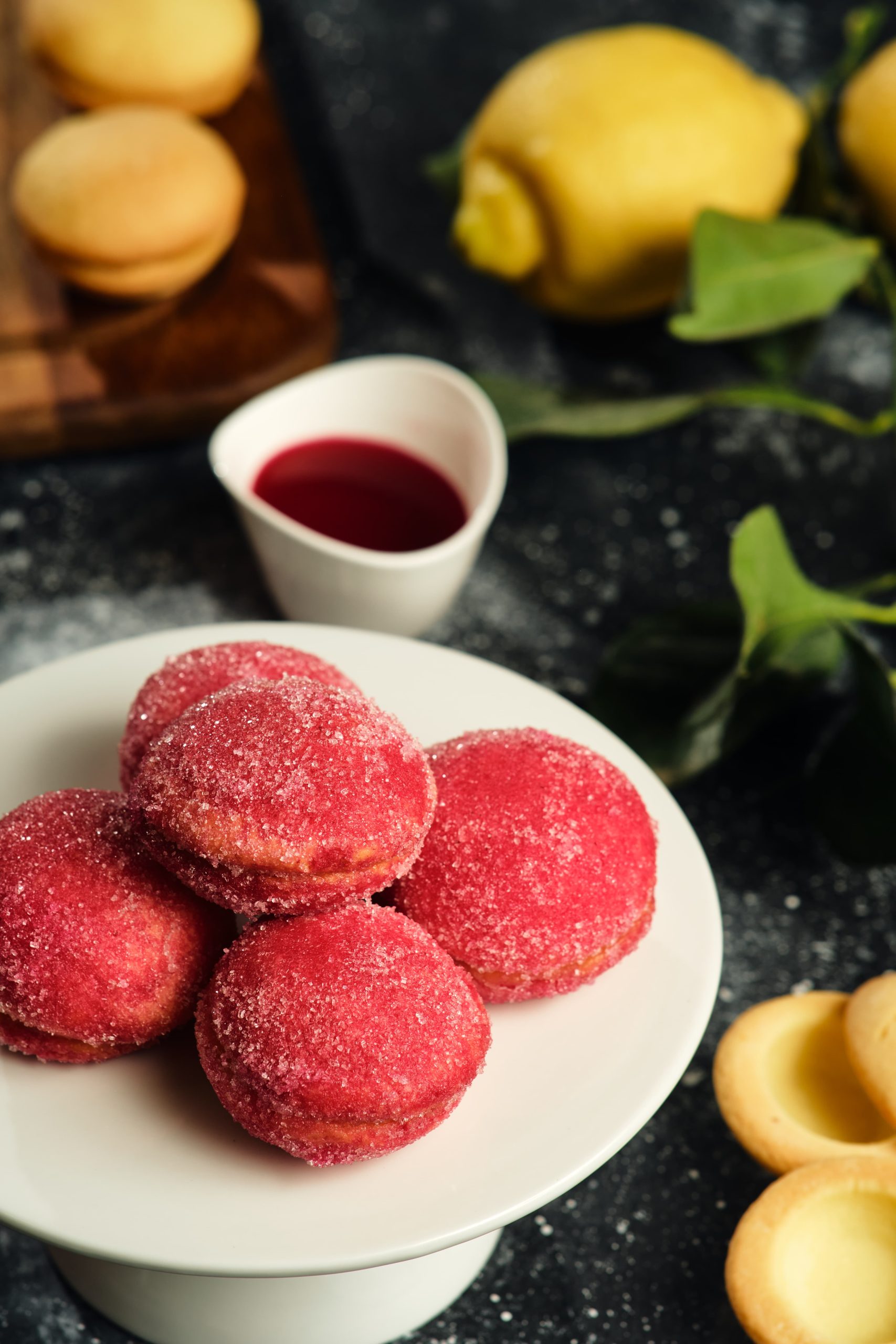 Peschine rosa con alchermes e zucchero